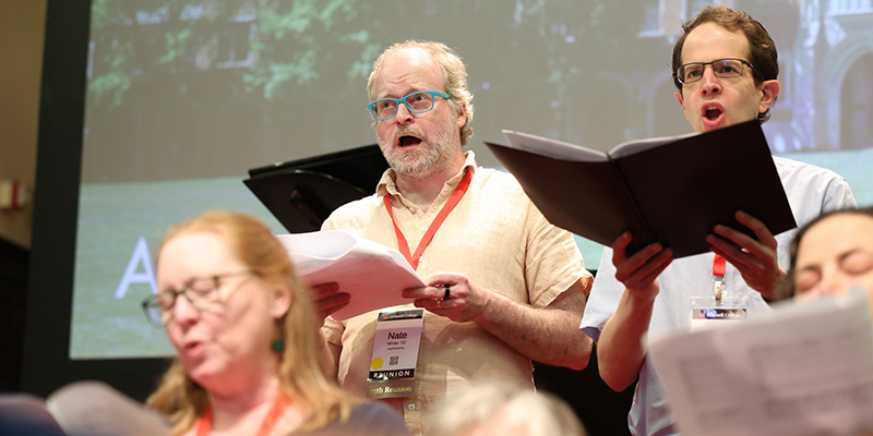 Nate White ’00 sings with the Alumni Choir during the Alumni Assembly.