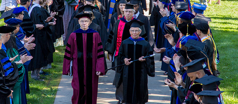 Mary Knuth Otto ’63 leads a Grinnell commencement processional.