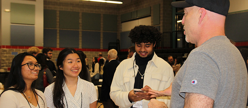 David Kurzman &rsquo;96, right, talks to second-year students during a CLS event.