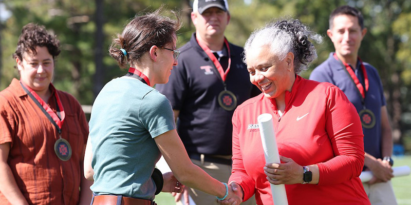 Hannah Wolf Schmidt ’08 shakes hands with Holly Roepke.