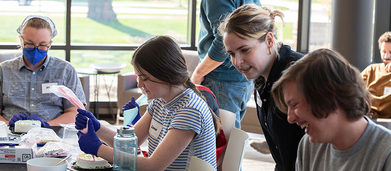Becca Rea-Tucker ’15 talks with students as they decorate cakes at a workshop that was part of Rea-Tucker’s visit to campus.