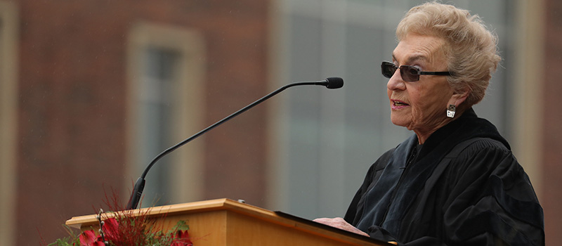 Celina Karp Biniaz ’52 speaks to Grinnell College’s class of 2018 during their commencement ceremony. 