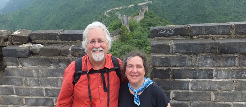 Bob Shannon ’81, left, and Yafa Napadensky ‘81 stop to pose for a picture while visiting the Great Wall of China.