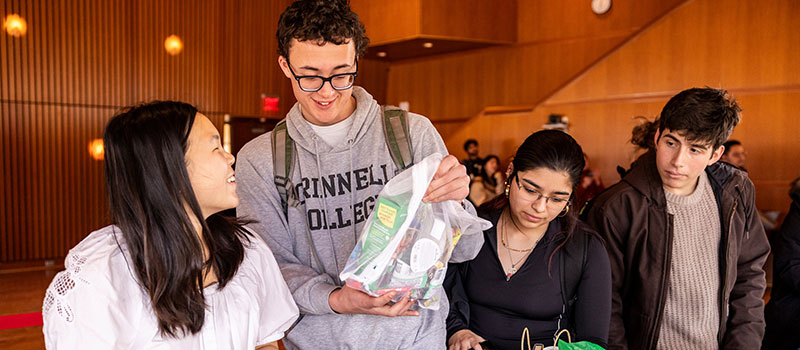 Grinnell students select Alumni Care Packages.