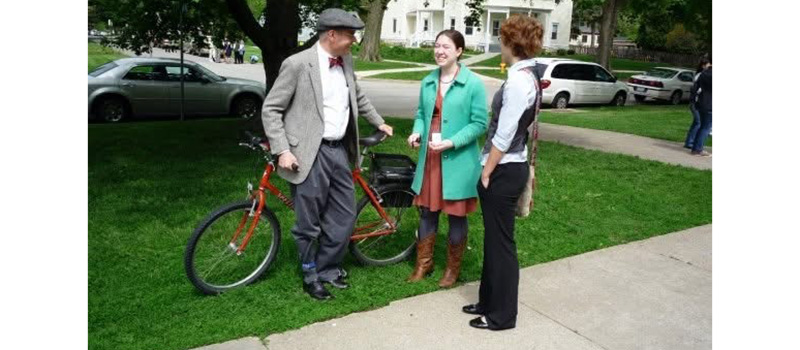 In this photo from Deming’s student days at Grinnell, physics professor Mark Schneider, left, stops to talk with Deming and Peek Ehlinger ’09.