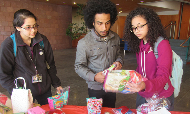 Blanquita Pinto ’20, left, and two fellow Grinnell College students pick out a care package at the Joe Rosenfield ’25 Center.