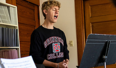 Zachary Spindler-Krage ’25 sings during a voice lesson.