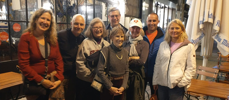 A group of Grinnellian pose outside a restaurant in Munich Germany.