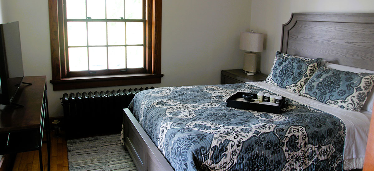 A bedroom in the Hannah Alumni House.