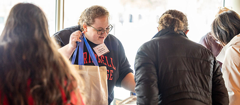 Eleanor Price &rsquo;14 helps a student find a care package.