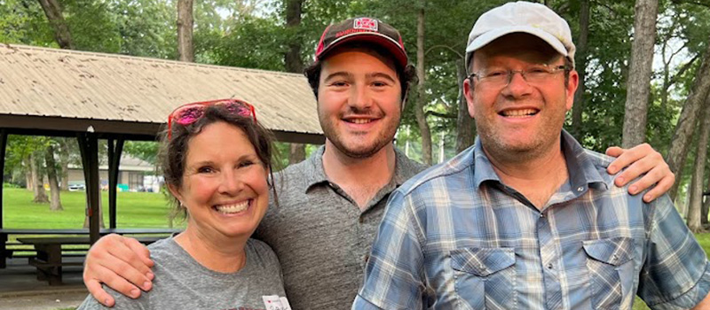 Robin Cook Kopelman ’95, left, Quinn Kopelman ’23, and Todd Kopelman ’96