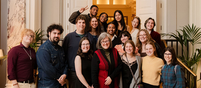 President Harris and this year’s Grinnell-in-London students come together for a group photo.