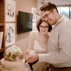 Gwenna Ihrie ’15 and Cliff Novak cut their wedding cake.
