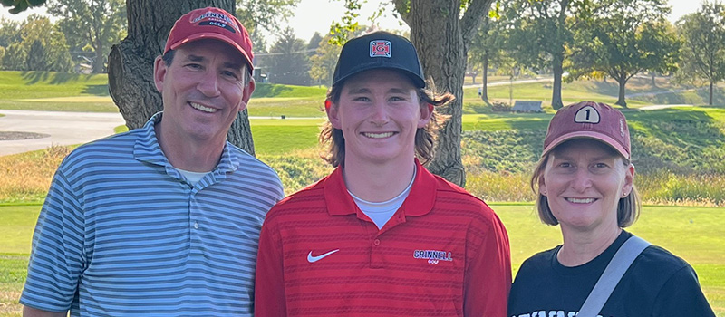 Roger Smith III &rsquo;28, middle, posing with his parents at a 2024 tournament.