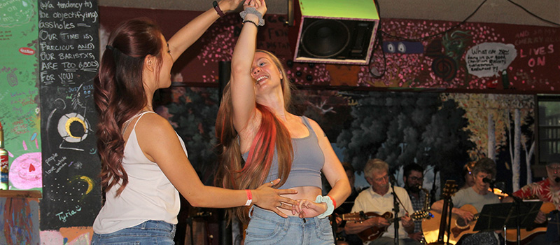 Jenny Dong ’17, left, and Lizzie Eason ‘17 dance together.