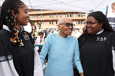 Edith Renfrow Smith ’37 meets two students that sing in the Young, Gifted, and Black Gospel Choir. 