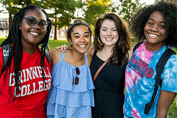 Madison Wardlaw ’20 (left) poses with friends during the campus picnic.