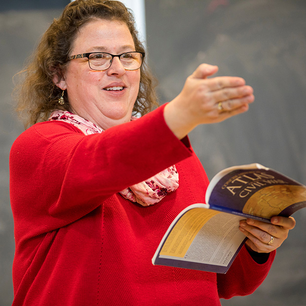 Sarah Purcell ’92 discusses the civil war with students in a history class.