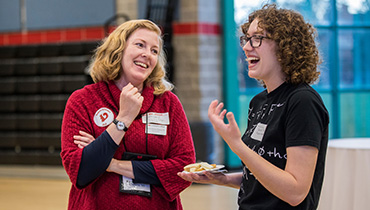 Ryann Haines Cheung '93 chats with a student at the Grinnellink Reception.